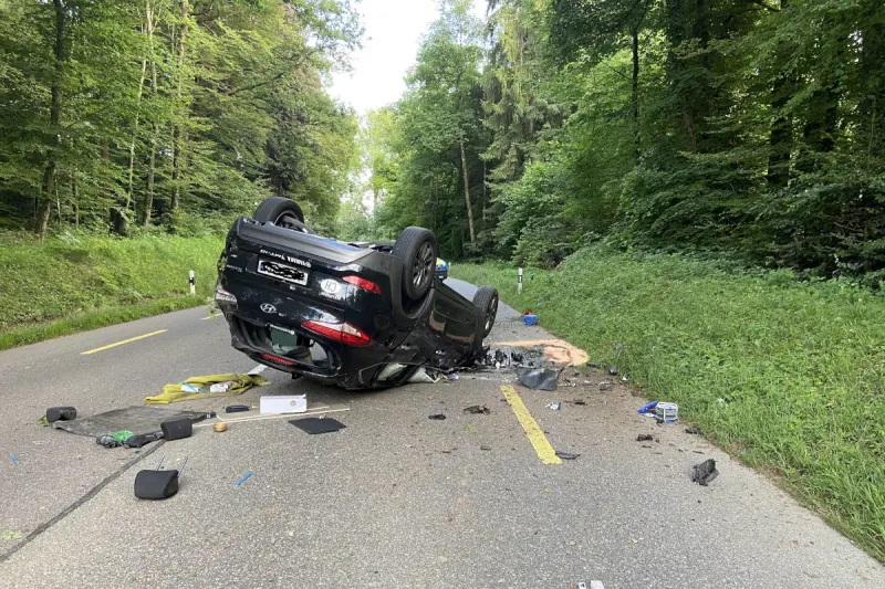 Othmarsingen AG – Auto kollidiert mit Erdwall und überschlägt sich