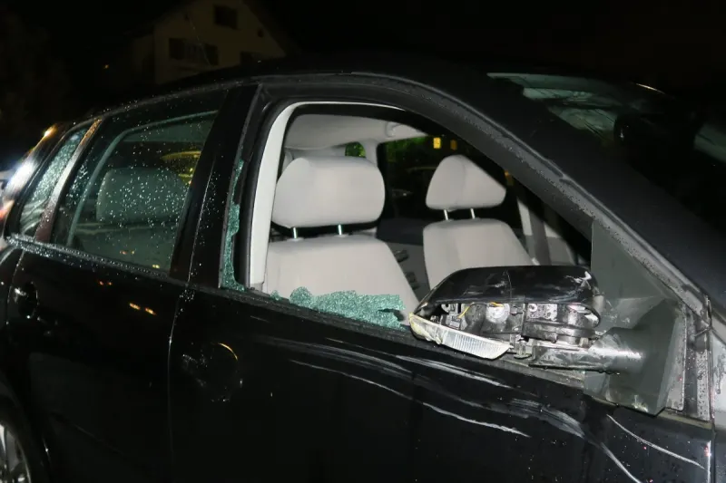 Näfels GL - In offene Autotüre gefahren und nicht angehalten