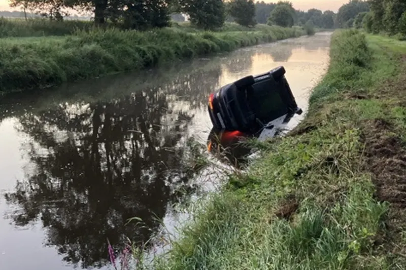 Oyten NI – Alkoholisierter Autofahrer stürzt mit Pkw in Fluss