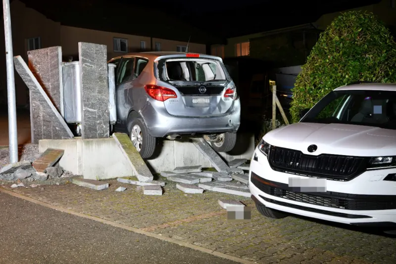 Boswil AG - Führerloses Auto prallt in Vater und Kinder - 2-Jähriger tot!