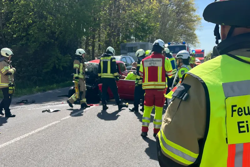 Witten – Person nach Unfall mit drei Fahrzeugen eingeklemmt
