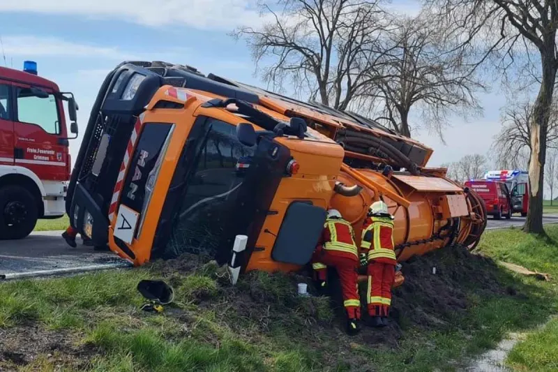 Grimmen - LKW kommt von der Fahrbahn ab und kippt um