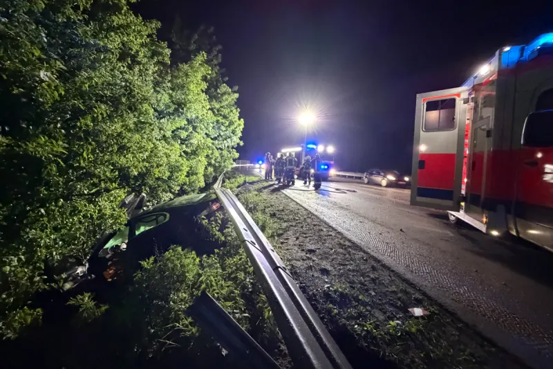 Neuss NRW – Auto durchbricht Leitplanke auf A57