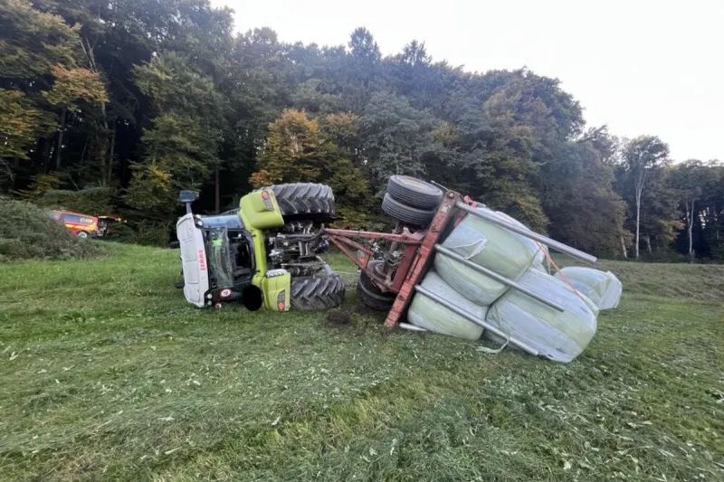 Unfall in Beringen SH – Traktor mit Anhänger kippt um