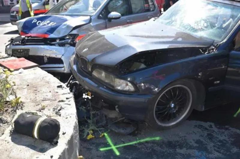 Schwerer Unfall mit Polizeiauto in Wien - Schleudernder Pkw erfasst Mann auf Gehsteig! 