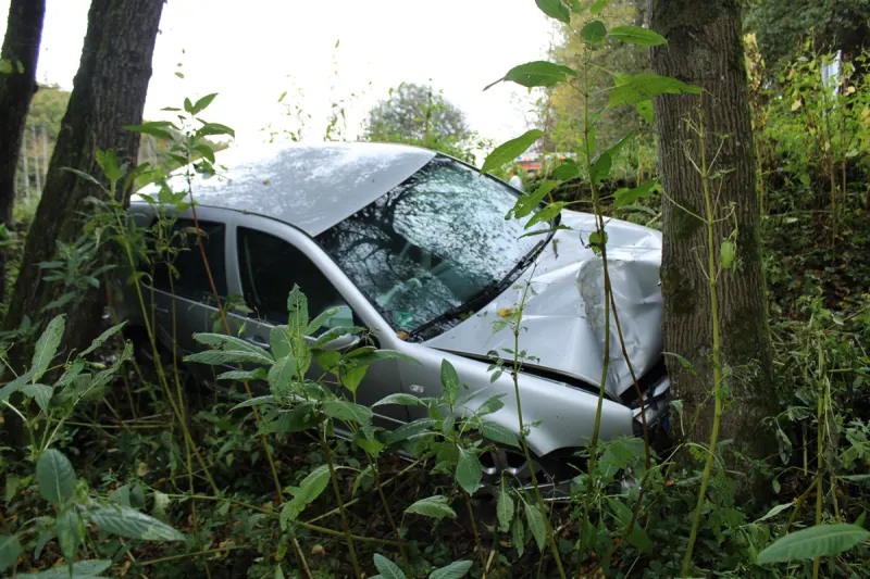 Overath NW – Fahrerin (20) bei Kollision mit Baum schwer verletzt