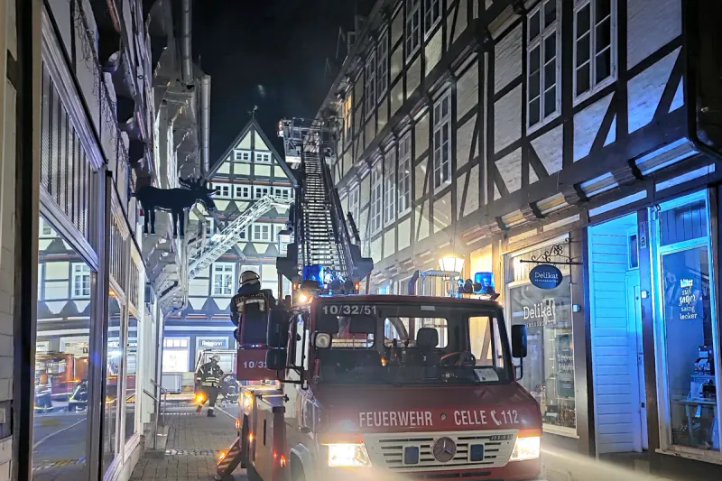 Celle NI – Rettung der Bewohner bei Brand in Fachwerkhaus