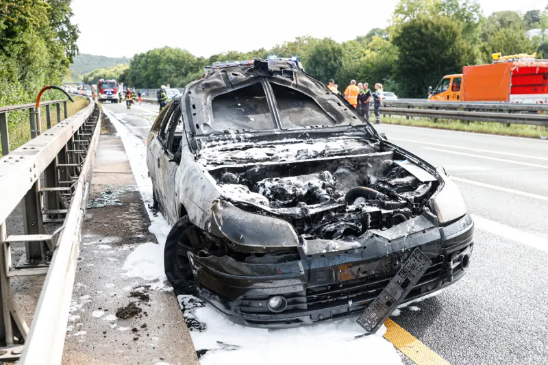 A6 Iserlohn NW – Pkw und Böschung brennen auf Autobahn