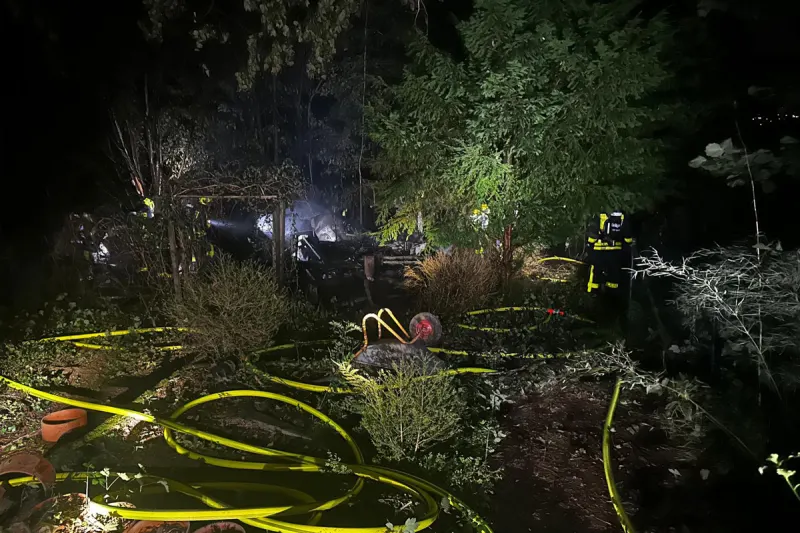 Schwelm NW – Nächtlicher Brand mehrerer Gartenlauben