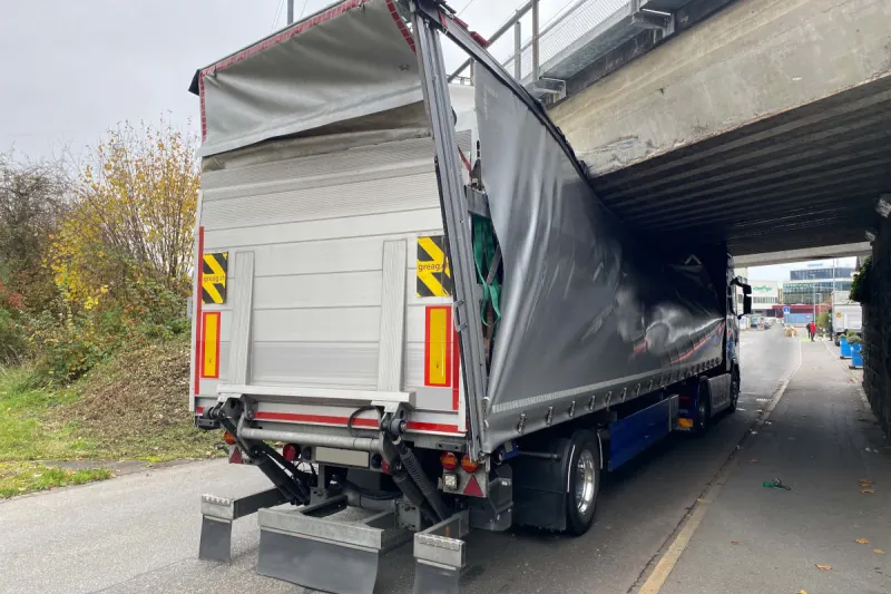 Baar ZG – Lkw bleibt unter Eisenbahnbrücke stecken