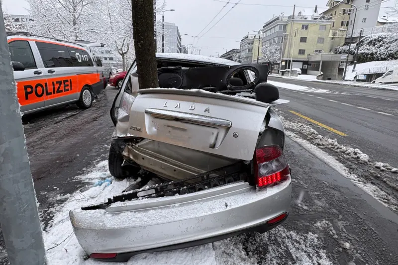 Ebikon LU – Autofahrer prallt bei Unfall gegen Baum