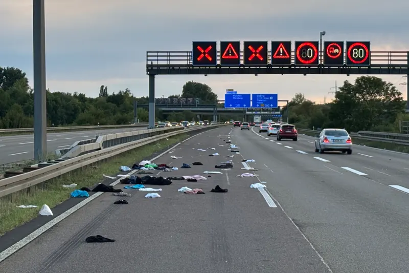 A45 Langenselbold HE – Inhalt einer Dachbox auf Autobahn verloren