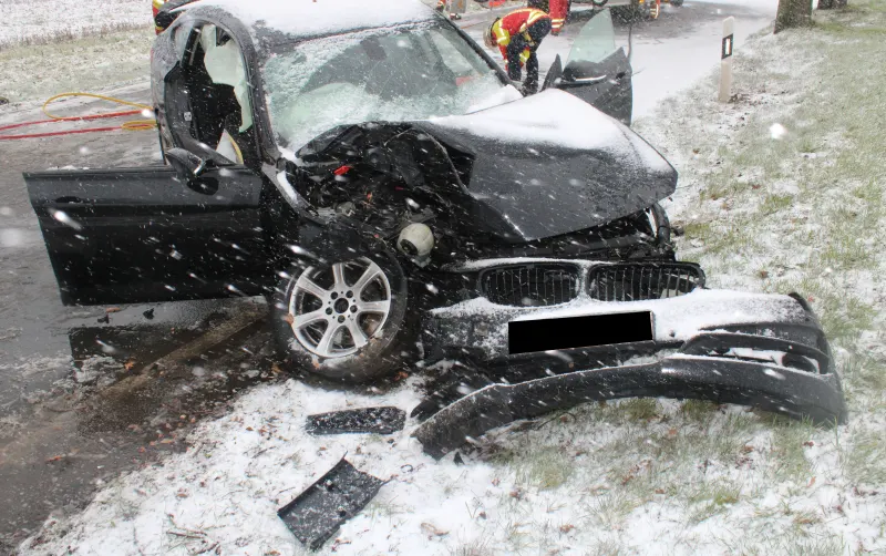 Minden: BMW rutscht gegen Baum