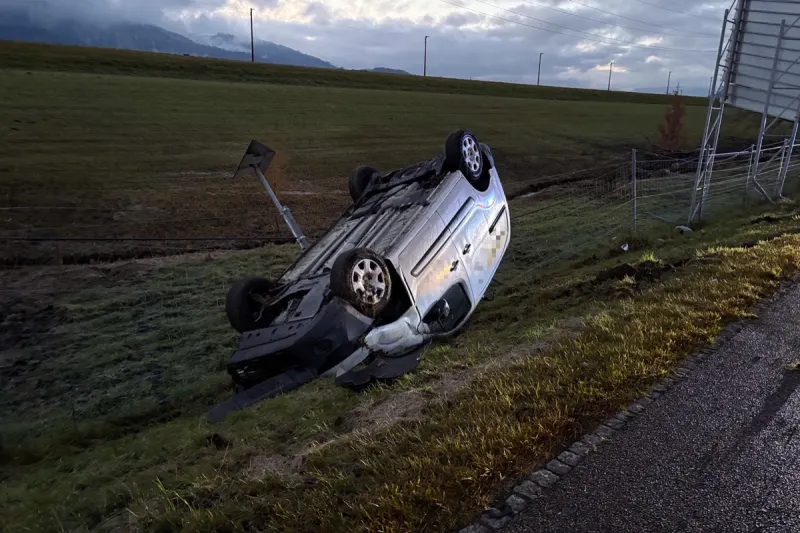 A13 Diepoldsau SG – Lieferwagen überschlägt sich bei Unfall