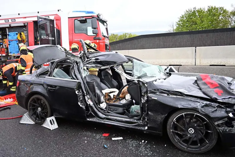 Pöchlarn - Ablenkung im Verkehr - Ehepaar nach Crash gegen LKW verletzt