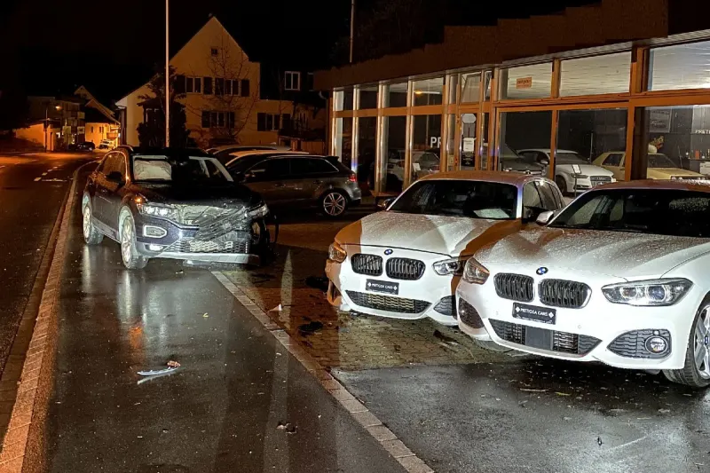 Buckten BL - Auto kollidiert mit zwei parkierten Personenwagen vor Garagenbetrieb