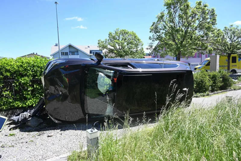 Bazenheid SG – Auto zur Seite gekippt