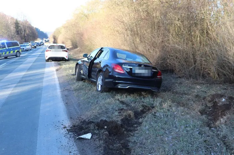 Höxter – Fahrerin (85) verursacht Unfall mit Ford und Lkw