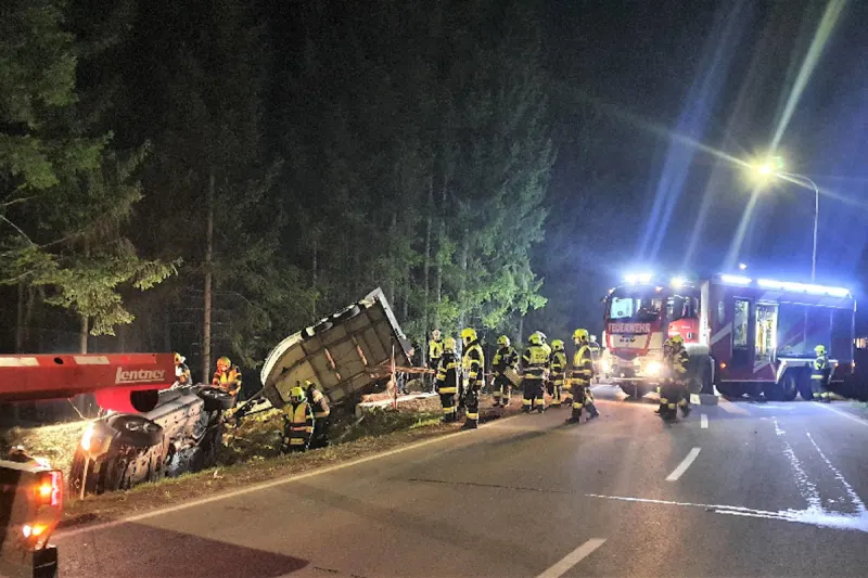 Villach – Wild ausgewichen und mit Pferdeanhänger umgekippt