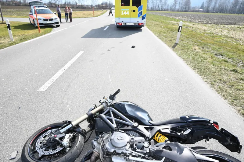 Mels SG – Streifkollision zwischen Motorrad und Auto