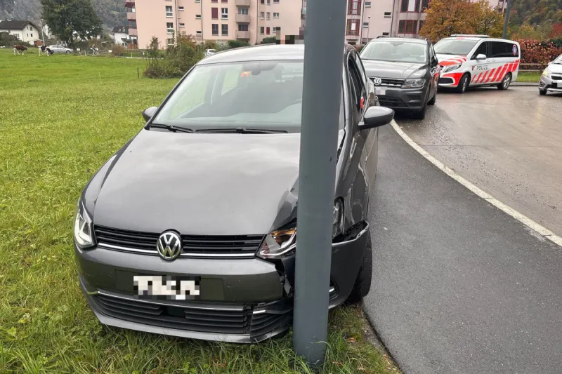 Unfall bei Näfels GL – Lenker prallt gegen Kandelaber