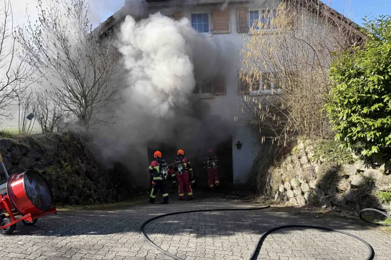 Rothrist AG – Auto brennt in Garage