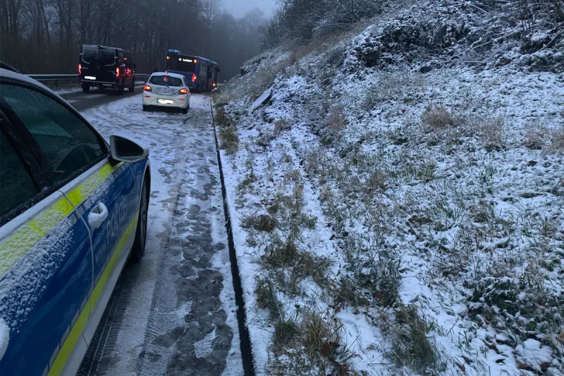 Thallichtenberg RP – Unfall von Schulbus auf schneeglatter Straße