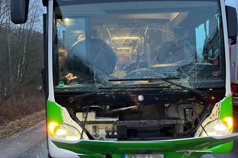 Höxter – Zwei Verletzte nach Unfall von Pkw und Linienbus