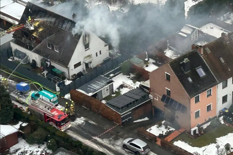 Bremen – Großeinsatz nach Dachstuhlbrand in Einfamilienhaus 