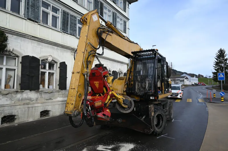 Wald-Schönengrund AR – Unfall zwischen Bagger und Auto