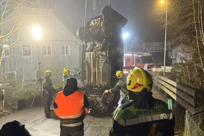Fahrwangen AG – Mit Auto in Bach gelandet