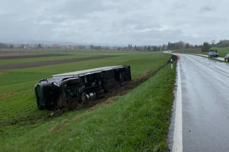 Bargen BE – Sattelmotorfahrzeug von Strasse abgekommen