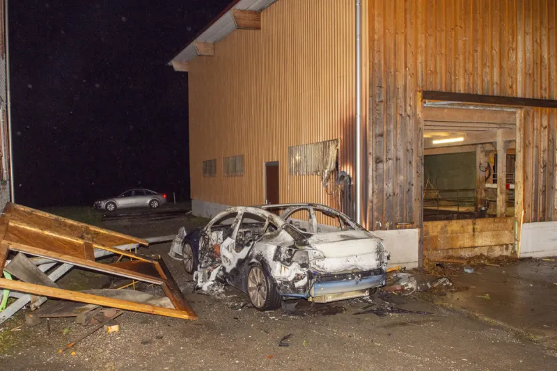 Heldswil TG – Auto brennt nach Unfall - Lenker alkoholisiert