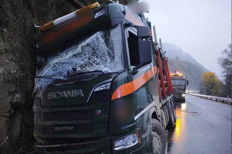 Unfall bei Grein OÖ – Lkw prallt gegen Felswand