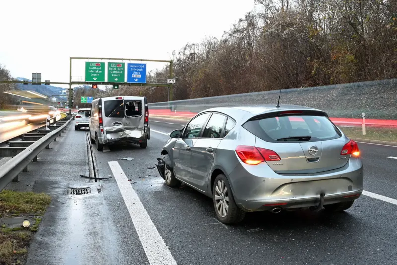 A14 Ebikon LU – Acht Personen nach Auffahrunfall im Spital
