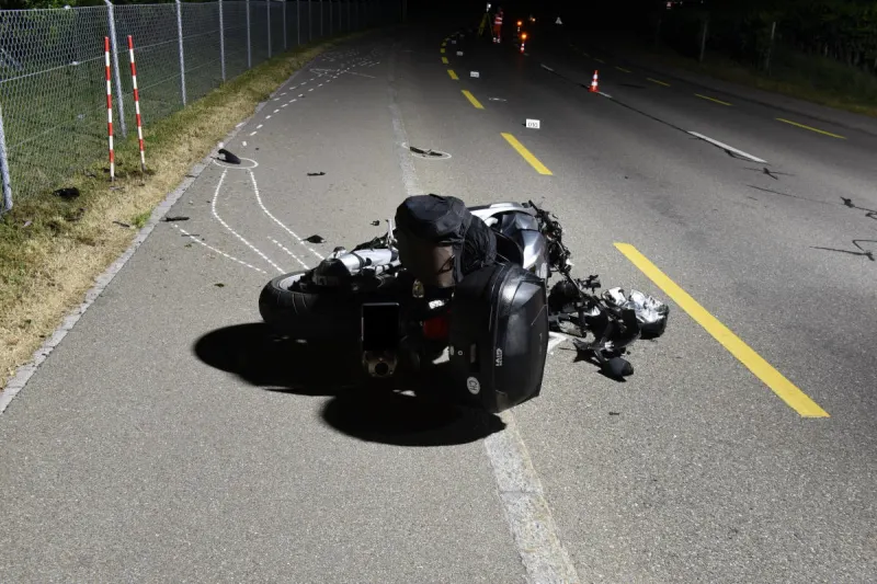 Feldbach ZH – Automobilist findet verunfallten Motorradfahrer auf der Strasse liegend