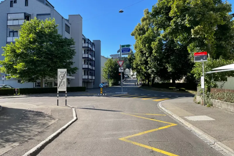 Stadt St. Gallen - Vortrittsberechtigte Mofafahrerin übersehen