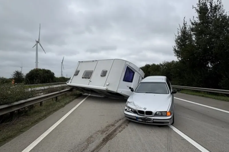 A27 Bremerhaven HB – Unfall von Wohnanhänger-Gespann