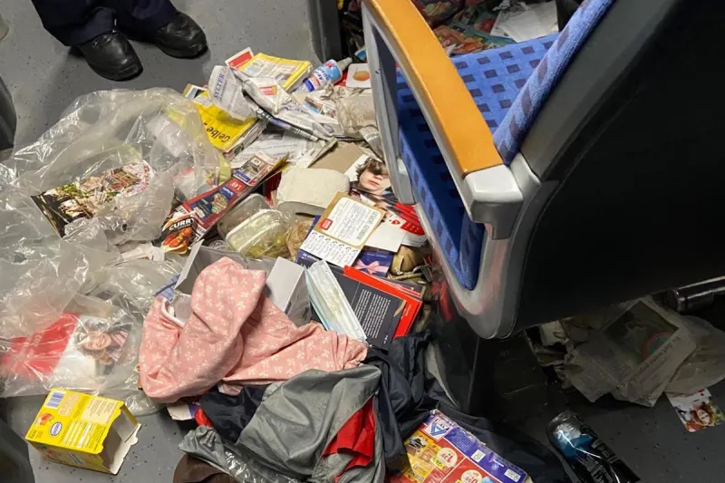Kiel - Bundespolizei holt Maskenverweigerer aus Zug