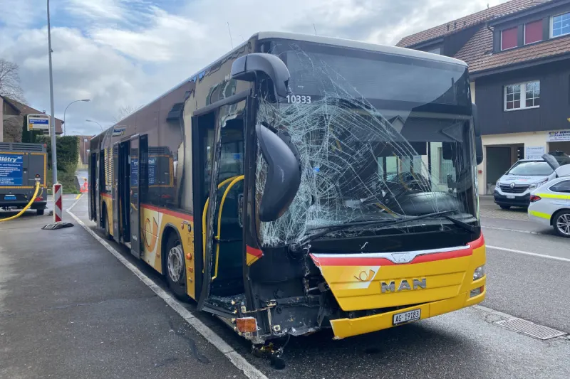 Schinznach-Dorf AG – Bus kollidiert mit Gartenmauer und löst Grossaufgebot aus