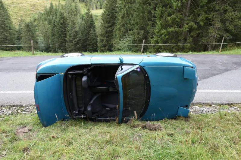 Finsterwald LU – Cabriolet kippt auf die Seite