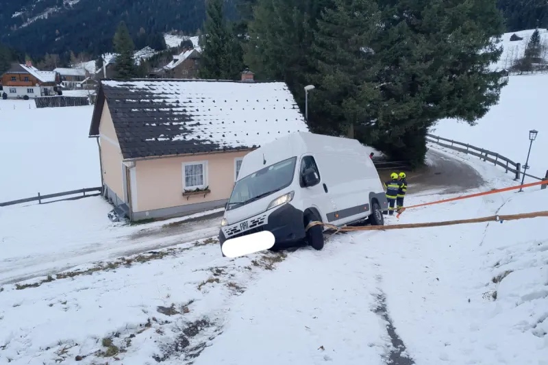 St. Nikolai im Sölktal ST – Lieferwagen rutscht von Fahrbahn