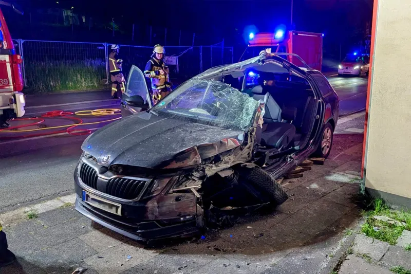 Essen – Fahrer nach Unfall verletzt aus Fahrzeug befreit