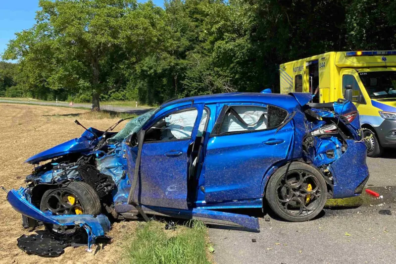 Mariastein SO – Auto kollidiert bei Selbstunfall mit zwei Bäumen