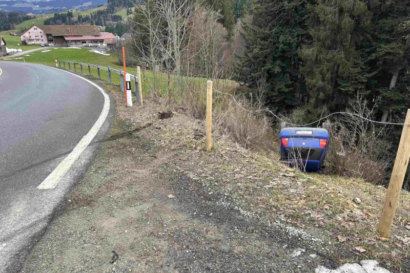 Schwellbrunn AR – Auto landet bei Unfall auf Dach