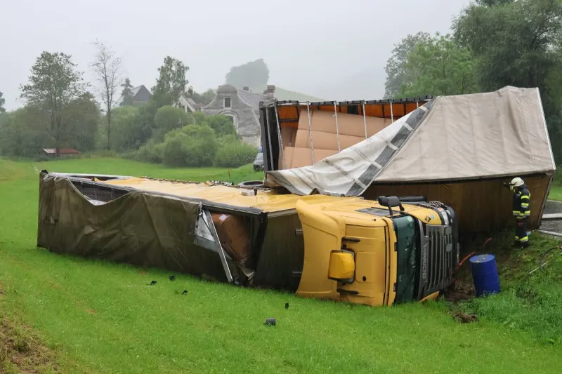 Unfall in Reichenfels ST – Lkw kippt auf Seite