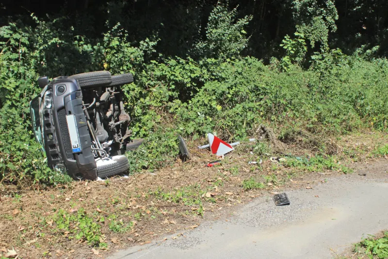 Velbert – Mit PKW aus scharfer Kurve getragen und umgekippt