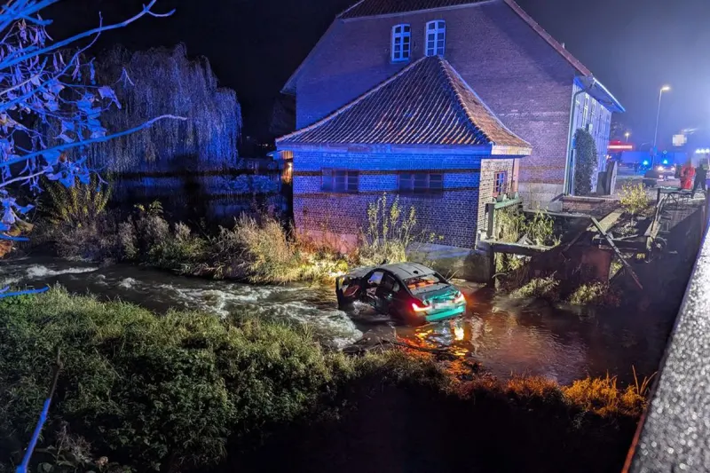 Rotenburg (Wümme) NI – BMW stürzt von Brücke ins Wasser