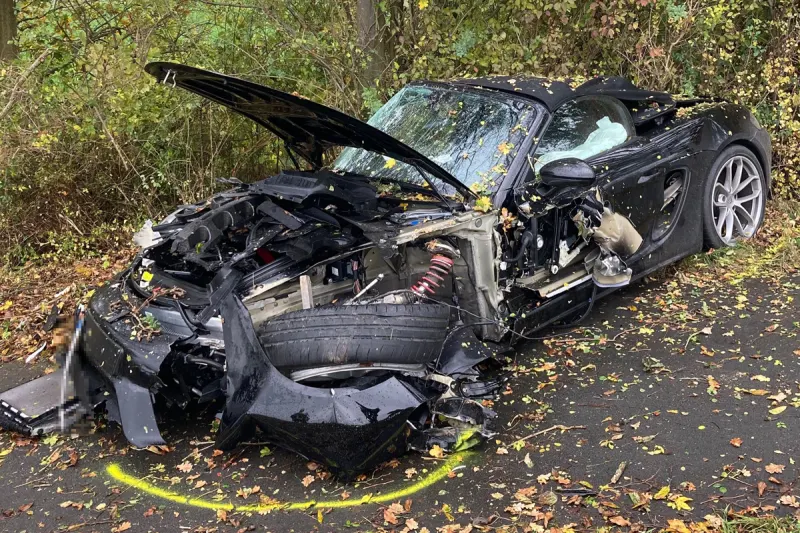 Nordkirchen NW – Porsche prallt gegen Baum – Zwei Schwerverletzte