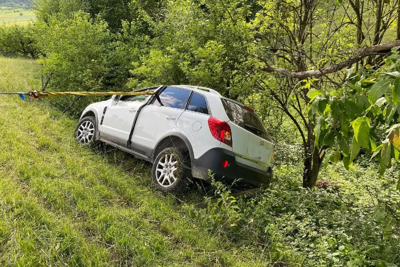 Verkehrsunfall in Läufelfingen BL - Personenwagen kommt von der Fahrbahn ab und überschlägt sich